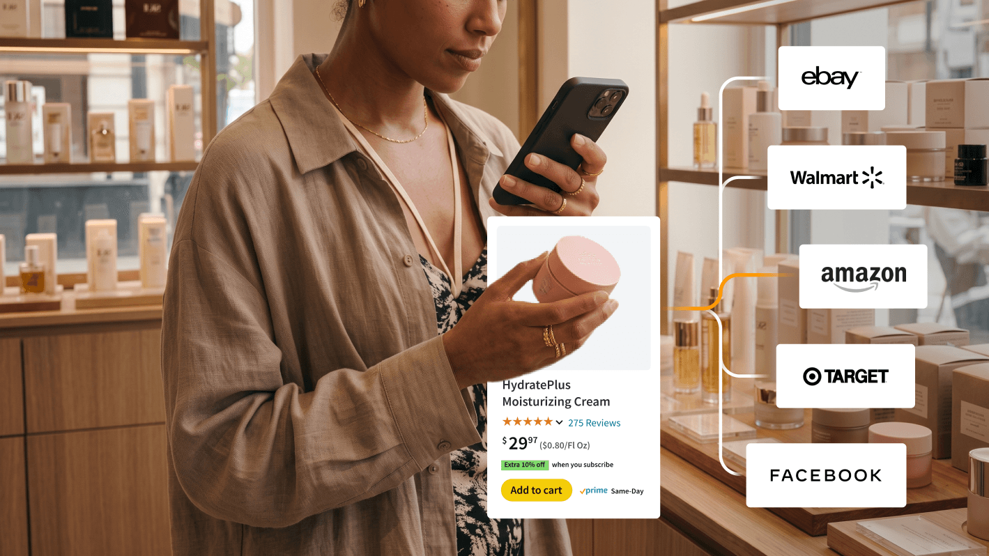 Mujer en una tienda minorista usando su smartphone para consultar listados online de un producto de crema hidratante.