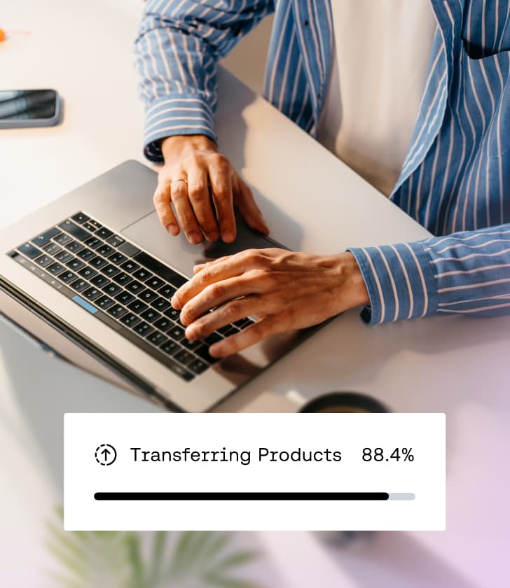 Persona escribiendo en un portátil con una superposición de barra de progreso de transferencia de productos.