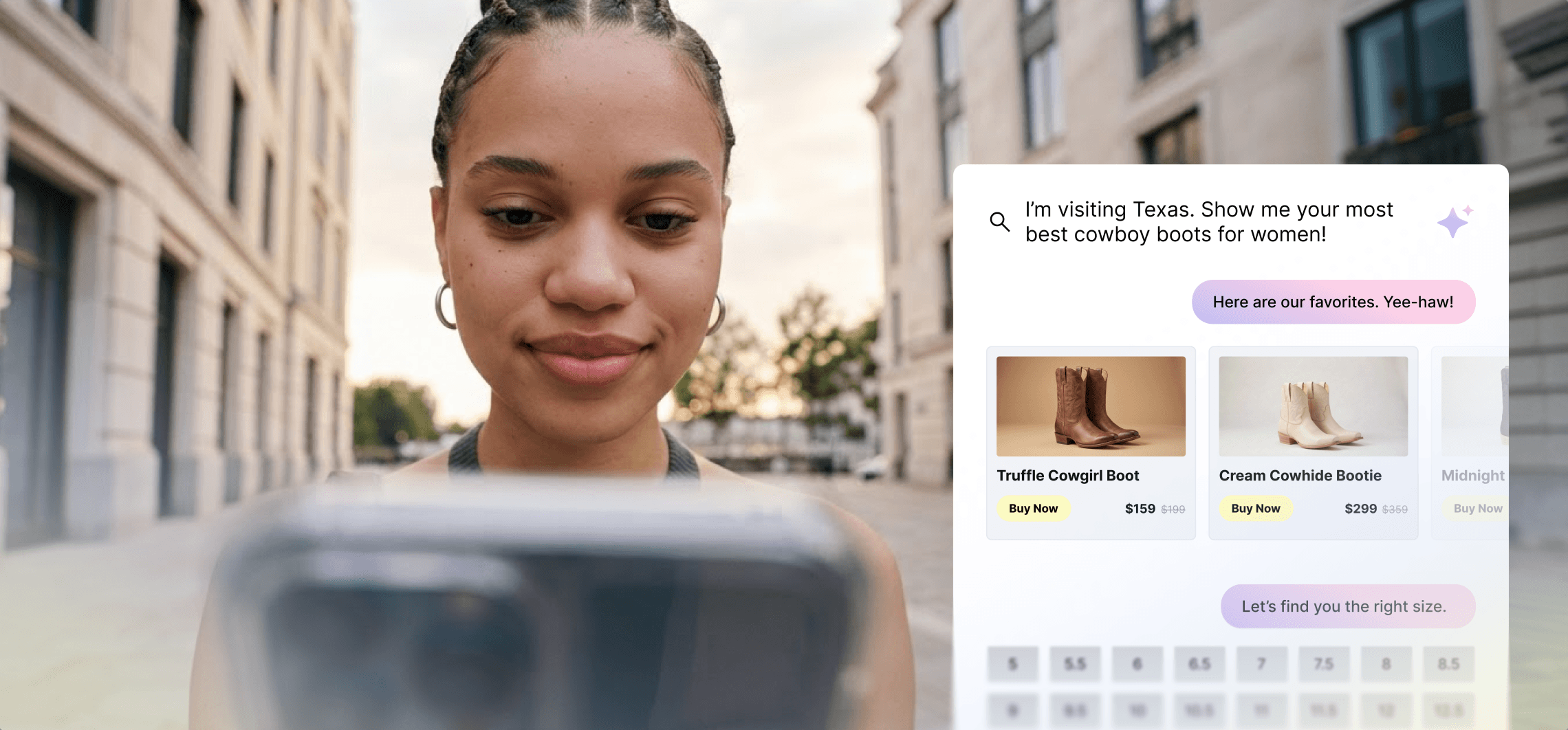 Mujer sosteniendo un smartphone que muestra recomendaciones de un asistente de compras con IA para botas cowboy de mujer.