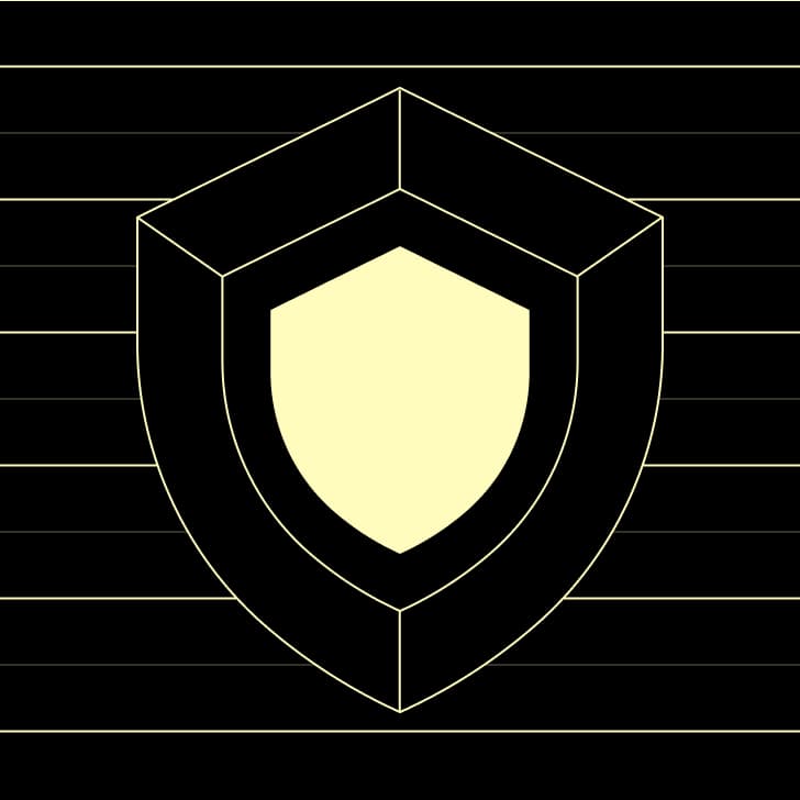 Icono isométrico de escudo de seguridad Yellow claro sobre fondo oscuro con líneas horizontales de cuadrícula.