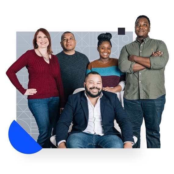 Hombre trabajando en una computadora